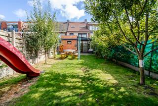 Achter deze twee gevels in het hart van Aalst, vlak bij het stadion van Eendracht Aalst, schuilt heel wat moois. Deze ruime woning biedt maar liefst...