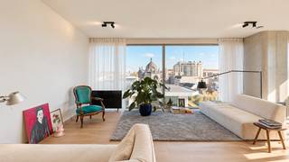 <p><strong><span>Luxueus wonen met prachtig zicht op het Centraal Station, op een toplocatie in Antwerpen!</span></strong></p>
<p><span>Dit hoogwaardig afgewerkte één slaapkamer appartement, gelegen op de zuidoostelijke hoek van het gebouw, biedt een uitzonderlijk uitzicht over de stad en het Centraal Station.</span></p>
<p><strong><span>Indeling:</span></strong></p>
<p><span>Via de inkomhal bereikt u de lichtrijke leefruimte met grote raampartijen die zorgen voor een aangename natuurlijke lichtinval en een prachtig panoramisch uitzicht.</span></p>
<p><span>De volledig ingerichte keuken is met oog voor detail afgewerkt en voorzien van de gebruikelijke toestellen. Verder beschikt het appartement over één comfortabele slaapkamer en één stijlvol afgewerkte badkamer.</span></p>
<p><strong><span>Gemeenschappelijke kosten:</span></strong><span> € 100 per maand.</span></p>
<p><span>Gelegen op een boogscheut van het Centraal Station, het Stadspark en tal van winkels en horecagelegenheden, combineert dit appartement luxueus wooncomfort met een uitstekende centrale ligging.</span></p>