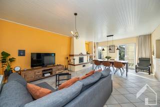 <h2><span>Ruim en instapklaar appartement met 2 slaapkamers, terras en garagebox in Hemiksem</span></h2><p><span>Dit ruime en instapklare appartement is gelegen op de tweede verdieping, bereikbaar met de trap en bevindt zich op een aangename en goed bereikbare locatie in Hemiksem. De ligging is bovendien bijzonder interessant voor wie zich graag vlot verplaatst. De waterbus en de overzet naar Antwerpen bevinden zich op wandelafstand, waardoor u op een aangename en filevrije manier richting Antwerpen kunt reizen. Daarnaast zijn winkels, scholen, openbaar vervoer en andere dagelijkse voorzieningen vlot bereikbaar. </span></p><p><span>Aangezien het appartement zich op de hoogste, tweede verdieping bevindt en het bovendien het enige appartement op deze verdieping is, beschikt u hier in de gemeenschappelijke hal over extra opbergruimte. Zo is er een praktische ingemaakte kast voorzien, ideaal voor het opbergen van jassen, schoenen en andere spullen. Via de ruime inkomhal van het appartement krijgt u toegang tot alle ruimtes.</span></p><p><span>De ruime en lichtrijke leefruimte is voorzien van een tegelvloer en loopt naadloos over in de keuken. De ruime keuken werd volledig vernieuwd in 2025 en is voorzien van alle nodige toestellen. Zo beschikt deze over een oven, combi-microgolfoven, koelkast, afzonderlijke diepvries, vaatwasser, spoelbak en een extra grote inductiekookplaat. Daarnaast is er voldoende opbergruimte voorzien. </span></p><p><span>Het appartement beschikt over twee ruime slaapkamers van circa 20 m² en 14 m². De grootste slaapkamer biedt rechtstreeks toegang tot het terras, dat zich achteraan het appartement bevindt en een aangename buitenruimte vormt.</span></p><p><span>Verder is er een vernieuwde badkamer, uitgerust met een inloopdouche, wastafel en tweede toilet. Ook het afzonderlijke toilet in de inkomhal werd vernieuwd.</span></p><p><span>Op technisch vlak beschikt het appartement over dubbele beglazing, vliegenramen en een condensatieketel die vernieuwd werd in 2025, dit zorgt dat het appartement een goede EPC-score heeft. Aan de achterzijde zijn de ramen van de slaapkamers voorzien van rolluiken en aan de voorzijde zijn zonnescreens aanwezig, wat zorgt voor extra comfort en privacy.</span></p><p><span>Achter het gebouw vindt u bovendien nog een garagebox. Aan de overzijde van de straat is er parkeergelegenheid, wat het parkeren voor bewoners en bezoekers extra gemakkelijk maakt.</span></p><p><span>Een bijkomende troef zijn de zeer lage gemeenschappelijke kosten (€10/maand), dit doordat alle nutsvoorzieningen van aparte meters zijn voorzien. Dit appartement combineert ruimte, comfort, een vernieuwde keuken en badkamer, een terras en een garagebox met een uitstekende bereikbaarheid. Een interessante opportuniteit voor wie op zoek is naar een ruim en instapklaar appartement in Hemiksem.</span></p><p><span> </span></p><p><span>Plan je graag een bezoek? 0492/39.16.32 (Jelle) | info@immomk.be - ook voor een correcte waardebepaling kan u bij ons terecht.</span><span> </span></p><p><span> </span></p>
