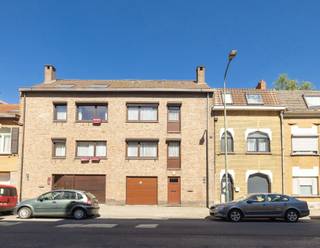 NEDER-OVER-HEMBEEK: ontdek deze charmante woning met een woonoppervlakte van ± 190 m², gebouwd in 1990 op een perceel van ± 1,66 are. Ruim, licht en met talrijke inrichtingsmogelijkheden zal deze woning gezinnen aanspreken die op zoek zijn naar ruimte en comfort.
Vanaf de ingang onthult het huis een indeling die is ontworpen met het dagelijks leven in gedachten. Op de begane grond vullen een inkomhal, een apart toilet, een wasruimte en een kantoorruimte – ideaal voor een vrij beroep, telewerken of een zelfstandige activiteit – de garage aan. Op de eerste verdieping zijn de leefruimtes mooi licht met een ingerichte keuken, een gezellige eetkamer en een knusse woonkamer met een open haard. Het terras, dat vanuit de woonruimtes toegankelijk is, leidt direct naar de tuin en nodigt uit om van de mooie dagen te genieten. Het slaapgedeelte op de tweede verdieping bestaat uit drie comfortabele slaapkamers en een doucheruimte. De woning beschikt ook over een zolder van ±28 m² die extra mogelijkheden biedt naar uw wensen, evenals ruime kelders.
Deze woning is ideaal gelegen, vlak bij het zwembad van Neder-Over-Heembeek en het Meudonpark. De buurt wordt uitstekend bediend door het openbaar vervoer (lijnen 47, 56, 7, 3 en 19) en biedt een vlotte aansluiting op de Ring en de A12 voor al uw verplaatsingen.
EPB: D-, 203 kWh/m²/jaar
Een huis vol potentieel dat u niet mag missen.