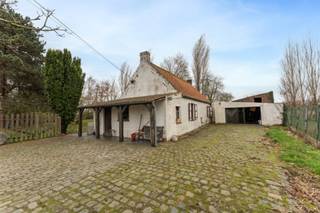 Dit alleenstaande landhuis, gelegen op een perceel van 4.650 m², biedt uitstekende mogelijkheden voor wie op zoek is naar een project in een...