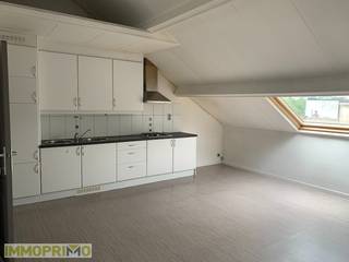Centraal gelegen studio nabij station Berchem.<br /><br />De studio bevindt zich op de 3e verdieping zonder lift. De indeling is als volgt: een hal, een woonruimte met novilon vloer, open ingerichte keuken met kookplaat, dampkap, koelkast en diepvriezer. Verder is er een badkamer met douche, wastafel, toilet en aansluiting voor een wasmachine aanwezig. Overal is er dubbele beglazing. De verwarming is via een gaskachel.<br /><br />Het openbaar vervoer en de supermarkt is direct voor de deur. Boelaerpark en Boekenbergpark zijn op loopafstand. De maandelijkse kosten bedragen 35,00 euro voor het waterverbruik en de elektriciteit van de gemeenschappelijke ruimtes. Beschikbaar vanaf november 2026