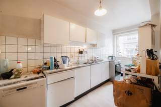 <p><span>Te renoveren 2 slaapkamer appartement op de 2de verdieping. Ruime inkomhal met vestiaire en berging. Leefruimte met parketvloer. Praktische keuken mogelijk te openen richting de leefruimte. Nachthal met apart toilet, 2 slaapkamers (15m² & 9m²) waarvan de compactere kamer toegang geeft tot het terras aan de achterzijde en een badkamer met ligbad & lavabo. Zeer goed gelegen vlak aan de Squares. Nabij de Europese instellingen, het openbaar vervoer, metro Schuman, scholen en winkels.</span></p><p><span> </span></p>