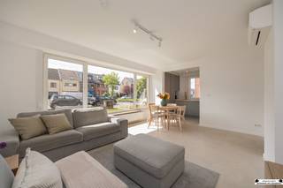 <p>Dit instapklare gelijkvloers appartement werd rond 2025 volledig gerenoveerd en bevindt zich op een uitstekende, centrale locatie in Schoten, vlakbij winkels, openbaar vervoer en belangrijke invalswegen.<br />Via de inkomhal betreedt u de lichtrijke leefruimte met open keuken. De moderne keuken is volledig uitgerust met alle noodzakelijke toestellen en biedt alle comfort voor dagelijks gebruik.<br />De leefruimte geniet bovendien van extra comfort dankzij de aanwezige rolluiken en airconditioning.<br />De prachtige badkamer is ingericht met een ruime inloopdouche en een modern lavabomeubel. Verder is er een apart gastentoilet aanwezig op de gang.<br />Het appartement beschikt over twee volwaardige slaapkamers, beide met directe toegang tot de privatieve achtertuin. Achteraan bevindt zich tevens een garage, die momenteel wordt benut als praktische opbergruimte.</p><p>Belangrijke elementen:<br />EPC: label C<br />Elektriciteit volledig vernieuwd!<br />Asbest: <br />Lage gemeenschappelijke kosten</p>