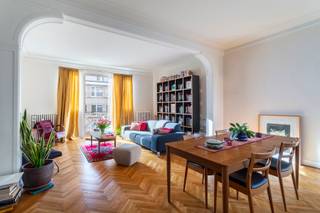 <p><span>Wonen aan de iconische Mechelsesteenweg betekent wonen op een uiterst centrale en levendige locatie in Antwerpen, ideaal voor wie mobiliteit en duurzaamheid waardeert. Winkels, scholen en horeca liggen binnen handbereik, terwijl u in uw achtertuin drie groene parken vindt: het Koning Albertpark, Stadspark en Harmoniepark.</span></p>
<p><span>Welkom in deze penthouse op de 5<sup>de</sup> verdieping van een hoekgebouw in art-decostijl. Het appartement is ideaal voor wie houdt van authenticiteit en karakter. Aan de voorzijde bevindt zich de grote, lichtrijke leefruimte, afgewerkt met een visgraatparket en prachtige art-deco-elementen zoals elegante bogen en originele deuren. Ook de authentieke radiatoren dragen bij aan de unieke uitstraling. Dankzij het grote raam, dat volledig kan worden opengezet, geniet u bovendien van een aangenaam binnen-buitengevoel met frans balkon.</span></p>
<p><span>De keuken werd recent gerenoveerd met oog voor kwaliteit en stijl. Hierbij werd gekozen voor hoogwaardige materialen, zoals prachtig Italiaanse marmer, Vola-kranen en een kwalitatief Boretti-gasfornuis. Daarnaast is er veel opbergruimte voorzien, wat zorgt voor een praktische en aangename kookomgeving. Aansluitend bevindt zich de gezellige eetruimte, een ideale plek om samen te dineren. Vanuit de keuken heeft u toegang tot een klein balkon, perfect als knusse leeshoek of voor een weelderig kruidentuintje. Tegenover de keuken ligt de eveneens gerenoveerde badkamer, uitgerust met een ruime douche, een ligbad en een stijlvolle lavabo waarin de marmer terugkomt.</span></p>
<p><span>De gang leidt naar de verrassend ruime achterzijde van het appartement, waar zich maar liefst drie volwaardige slaapkamers bevinden. Daarnaast is er nog een extra ruimte die momenteel is ingericht als praktische dressing. Dé troef van dit appartement? Het gemeenschappelijke rooftopterras met buitenbar, waar u in alle rust kan genieten en gezellige momenten kan delen.</span></p>
<p><span>Tot slot is er een private kelderberging inbegrepen.</span></p>
<p><span>Interesse? Contacteer LISTED via +32 2 83 51 51.</span></p>