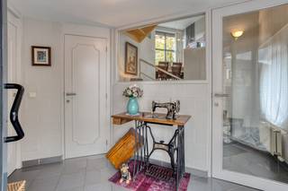 Deze instapklare halfopen bebouwing met 3 slaapkamers is gelegen in Kessel-Lo in een doodlopende straat, op slechts 10 minuten van Leuven centrum.<br /><br />De indeling van de woning is als volgt:<br />We komen binnen in de inkomhal met ruimte voor een vestiaire en een apart gastentoilet. Via de inkomhal betreden we de lichtrijke leefruimte. Aansluitend vinden we een eetplaats met een volledig geïnstalleerde keuken. Verder vinden we op het gelijkvloers een praktische berging met aansluiting voor wasmachine en droogkast. <br /><br />Op de eerste verdieping vinden we 3 ruime slaapkamers van 12m² en 11m² en een badkamer met ligbad en dubbel lavabo. Deze verdieping beschikt ook over een apart toilet.<br /><br />De zolderverdieping betreden we met een vaste trap. Deze is volledig afgewerkt, kan gebruikt worden als 4de slaapkamer/bureau en heeft een oppervlakte van 16m². <br /><br />Verder beschikt de woning over een ruim terras, een zuid-west gerichte tuin en een carport met 2 staanplaatsen.<br /><br />EPC B. Verwarming op aardgas (ketel werd in 2014 vernieuwd). De elektriciteit zal conform zijn tegen de akte. Asbestveilig. De woning beschikt over 14 zonnepanelen met een totaal vermogen van 6,2 WP. Verder is er een thuisbatterij en een waterverzachter.<br /><br />Het pand is beschikbaar vanaf half juli 2026.<br /><br />Voor meer info of een bezoek ter plaatse, neem gerust contact met ons op!