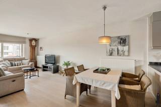 Duplex met 2 slaapkamers en 2 terrassen gelegen in centrum Lier<br /><br />Algemeen: <br />- Ruim duplex appartement van ca. 120m²<br />- Gelegen op top locatie in Lier<br />- 2x ruim terras<br />- Lift aanwezig in het gebouw<br />- Parkeerplaats onder carport inbegrepen in de prijs<br />- Gebouwd in 2011<br />- EPC score B<br /><br />Indeling:<br />Gelijkvloerse verdieping: <br />- Inkomhal <br />- Volledig uitgeruste, moderne keuken <br />- lichtrijke leefruimte op parketvloer met aparte bureau ruimte en ruim terras <br />- Apart toilet met lavabo<br />- Ruime wasplaats/berging met aansluiting wasmachine en droogkast<br />- Groot terras van ca. 8,2 m² <br /><br />Eerste verdieping: <br />- Inkom via trap of lift <br />- Badkamer met douche, lavabo en toilet<br />- Slaapkamer 1 <br />- Ruime slaapkamer met dressing en toegang tot 2e terras<br /><br />Tweede verdieping: <br />- Grote opbergzolder