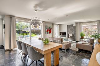 Fantastische lichtinval, ruime zonnige tuin en rust zijn slechts enkele van de kenmerken van deze knappe woning.<br />Deze uiterst goed onderhouden open bebouwing (eerste eigenaar) is gelegen in een hele rustige buurt nabij verschillende winkels, scholen en diverse invalswegen. Deze woning is ideaal voor zij die ruimte willen of iemand die thuis zijn eigen zaak wil hebben. Het pand geniet van een ruim perceel (857 m²) met aangelegde en zonnige tuin. Percelen van deze oppervlakte zijn moeilijker en moeilijker te vinden! Deze ruime woning werd met de grootse zorg gebouwd en werd sindsdien met veel zorg onderhouden. Je weet wat je koopt! <br /><br />Deze woonst geniet van een heel gunstig EPC (LABEL B, dakisolatie, condensatieketel)! Mits enkele extra maatregelen (bv zonnepanelen) zal het EPC verder dalen. Daarnaast werd de badkamer volledig vernieuwd.<br /><br />De ruime woning beschikt over mooie volwaardige ruimtes met veel lichtinval. Via de inkomhal kom je in de ruime en lichtrijke leefruimte. Samen met de aangrenzende leefkeuken geniet je van veel lichtinval en zicht op de tuin. In het verlengde van de keuken is plaats voor een gezellige ontbijthoek. Voor wie graag thuis een zelfstandige activiteit uitvoert is er een hele ruime en praktische praktijkruimte (voorheen kapsalon). Alle nodige voorzieningen zijn reeds aanwezig. Anderzijds biedt deze ruimte de mogelijkheid om een extra slaapkamer, badkamer, bureau op het gelijkvloers te voorzien.<br />De verdieping biedt u drie VOLWAARDIGE slaapkamers, een vernieuwde badkamer en zolderruimte.<br /><br />Een feestje in de tuin of genieten van de rust op een zonnige avond? Het ruime en zonnige terras en knappe aangelegde tuin biedt u hier alle mogelijkheden!<br /><br />TROEVEN:<br />- Zeer rustige ligging<br />- Ruime woning met veel potentieel<br />- Zonnige en magnifiek aangelegde tuin<br />- Lichtrijke ruimtes<br />- Zeer mooi potentieel<br />- Veel opbergmogelijkheden<br />- Instapklaar<br /><br />Afspraak maken kan via info@danimmo.be of 0485 604 991.<br />Alle stukken voor verkoop zijn beschikbaar op onze website www.danimmo.be