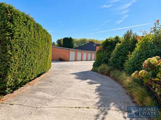 <p><span>Square Estate biedt deze gesloten garagebox te huur aan, ideaal gelegen vlak bij het centrum van Wemmel.</span></p><p><span>De garage bevindt zich in een buiten complex met privatieve toegang, wat zorgt voor een praktische en veilige bereikbaarheid.</span></p><p><span>De garage is perfect geschikt voor het parkeren van een voertuig, maar ook als opslagruimte voor persoonlijke of professionele goederen, mede dankzij de mogelijkheid om eenvoudig te laden en te lossen met een bestelwagen.</span></p><p><span>Huurprijs: 145€ / maand</span></p><p><span>Voor bijkomende informatie of om een bezoek te plannen, kunt u contact opnemen met Square Estate via 02/460.42.01 of per e-mail via <span>ca@square-estate.be</span></span></p>