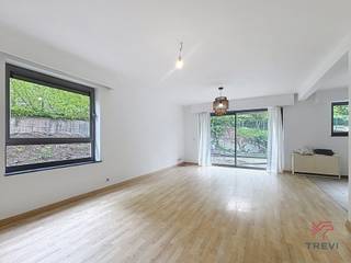 EIGENBRAKEL, vlak bij het openbaar vervoer en winkels, mooi appartement met 2 slaapkamers van ± 90 m²:Op de begane grond : * Hal met apart toilet *...