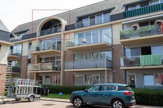 Dit verzorgde appartement op de derde verdieping is gelegen in het centrum van Essen, op wandelafstand van winkels, scholen en openbaar vervoer. De lichtrijke leefruimte met open, volledig uitgeruste keuken geeft via een dubbele deur toegang tot het aangename terras. Verder beschikt het appartement over twee slaapkamers, een badkamer met douche en aansluiting voor een wasmachine, een apart gastentoilet en een praktische berging. Dankzij de doordachte indeling biedt het appartement een comfortabele woonomgeving voor zowel koppels als kleine gezinnen. Een private ondergrondse autostaanplaats is inbegrepen en vormt een extra troef. Een ideale opportuniteit voor wie op zoek is naar comfortabel wonen op een centrale locatie