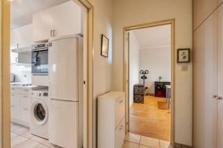 Ontdek dit lichtrijke en energiezuinige appartement met 2 slaapkamers, gelegen op de tweede verdieping van een goed onderhouden gebouw in hartje Linkeroever. Dankzij de centrale ligging bevindt alles zich op wandelafstand: winkels, openbaar vervoer, parken en diverse voorzieningen.<br /><br />Met een gunstig EPC-label B en een doordachte indeling is dit appartement de ideale thuisbasis voor wie comfort, bereikbaarheid en zorgeloos wonen belangrijk vindt.<br /><br />Het appartement beschikt over 2 ruime slaapkamers en een badkamer met ligbad, ideaal voor wie houdt van een praktisch ingedeelde woonruimte. De leefruimte geniet van veel natuurlijk licht, wat zorgt voor een aangename en open sfeer.<br /><br />Verder is het appartement asbestveilig, wat een belangrijke geruststelling biedt voor de toekomst.<br /><br />Bel ons op 052 46 38 03 of mail naar info@uw-huis.be voor meer info of een bezoek.