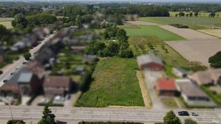 Grande parcelle (1515 m² utiles) de terrain à bâtir avec bâtiment démoli, située au calme avec vue sur les terres agricoles et pourtant proche...