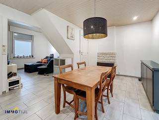 Deze rustig gelegen gezinswoning biedt tal van mogelijkheden en kan volledig naar eigen smaak worden gerenoveerd.Op het gelijkvloers vindt u een...