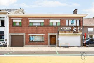 Ontdek dit bijzonder veelzijdige eigendom, bestaande uit een handelspand met atelier én een ruime gezinswoning. Dit pand biedt niet alleen een ideale combinatie van wonen en werken, maar vormt eveneens een interessante investeringsopportuniteit dankzij de grote bewoonbare oppervlakte en multifunctionele indeling.<br /><br />Het handelspand beschikt over een winkelruimte aan de straatzijde en een ruim atelier achteraan, momenteel ingericht als bakkerij, maar perfect geschikt voor diverse zelfstandige activiteiten. Daarnaast is er een keuken, badkamer, afzonderlijk toilet en bijzonder veel opbergruimte voorzien. Achteraan het perceel bevindt zich bovendien een feestzaaltje/polyvalente ruimte, evenals een tuin met tweede uitweg, wat extra mogelijkheden biedt op vlak van bereikbaarheid en gebruik.<br /><br />De woning en het handelsgedeelte beschikken over twee aparte ingangen: één via de winkel en één via de privatieve inkomhal, wat zorgt voor een praktische scheiding tussen privé en werk.<br /><br />Indeling woning: via de inkomhal bereikt u de ruime leefruimte. Op het gelijkvloers bevindt zich tevens een eerste slaapkamer. In de gang is er toegang tot de ruime en droge kelder. Op de eerste verdieping zijn er nog vijf volwaardige slaapkamers, ideaal voor grote gezinnen of extra ruimte.<br /><br />Dit eigendom biedt een unieke combinatie van ruimte, commerciële opportuniteiten en wooncomfort, gelegen op een centrale locatie in Deerlijk.<br /><br />Interesse in deze opportuniteit? feline@immobeguin.be