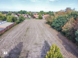 <p><strong>Perceel bouwgrond voor halfopen bebouwing in het centrum van Meer</strong><br />Zoekt u een rustige plek om uw droomwoning te bouwen? Dan is deze bouwgrond van <strong>528 m²</strong> precies wat u zoekt!<br /><br />Dit perceel, lot 1, is gelegen in de Donckstraat, een rustige straat in het centrum van Meer. Op wandelafstand van alle voorzieningen en het openbaar vervoer. Op enkele minuten bereikt u het op-en afrittencomplex 'Meer', E19, richting Antwerpen en Breda en ook het treinstation 'Noorderkempen' is vlot bereikbaar. <br /><br />Dankzij zijn straatbreedte van <strong>10,59 meter </strong>en een diepte van ca. <strong>50 meter</strong> is dit perceel uiterst geschikt voor een <strong>halfopen bebouwing</strong>. Er kan worden gebouwd met een gevelbreedte van <strong>7,50 meter</strong> en een bouwdiepte van <strong>17 meter</strong>. <br /><br />Het is toegelaten een bijgebouw in de achtertuin te plaatsen, in de zone voor bijgebouwen, met een<strong> </strong>maximale oppervlakte van 10% van de perceelsoppervlakte van de kavel. <br /><br />Het perceel is gelegen in een straat voorzien van alle nutsvoorzieningen<br /><br /><strong>👉 Troeven</strong><br />✓ Perceel van 528 m²<br />✓ Rustige ligging<br />✓ Geschikt voor halfopen bebouwing<br />✓ Mogelijkheid voor het plaatsen van een bijgebouw<br /><br />De stedenbouwkundige voorschriften en het verkavelingsplan zijn beschikbaar op eenvoudig verzoek. <br /><br /><strong>Bijzonderheden</strong><br />De kosten voor opmeting, het opstellen van het plan en de verkavelingsakte zijn ten laste van de koper.<br /><br />📞 Interesse? Contacteer ons voor meer info!<br /><br /><em>Vastgoedinformatie opgevraagd, maar nog niet ontvangen.</em></p>