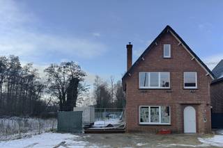 <p><span>In het groene en rustige Zelem (Halen) vindt u deze vrijstaande woning uit 1956 terug op een perceel van 24a80ca, bestaande uit een woonhuis, een loods van 205m² en een achterliggend stuk bos. De woning is rustig gelegen, maar toch vlot bereikbaar via de E314 en op korte afstand van winkels, scholen en openbaar vervoer.</span></p><p><span> </span></p><p><span>Volgende vernieuwingen zijn reeds gebeurd: <br />- Vernieuwing van alle ramen, deuren en venstertabletten; <br />- nieuwe elektriciteit voor zowel woonhuis als loods met conform keuringsverslag; <br />- vernieuwde waterleidingen;<br />- nieuwe aardgasaansluiting en gascondensatieketel;<br />- vernieuwde roofing plat dak en lichtkoepels;<br />- gescheiden elektriciteit woonhuis en loods met twee nieuwe zekeringskasten.</span></p><p><span> </span></p><p><span>Een nieuw EPC dient te worden opgemaakt na de uitgevoerde werken. Naar verwachting zal de woning een EPC verkrijgen met label C of D.</span></p><p><span> </span></p><p><span>Pluspunten van de woning:</span></p><p><span>- Ligging: midden in de natuur in het rustige Zelem (Halen); <br />- autosnelweg E314 en dagelijkse voorzieningen op korte afstand verwijderd van de woning; <br />- zeer goede verbinding naar Antwerpen, Brussel en Leuven; <br />- vernieuwingen: ramen + venstertabletten, elektriciteit, waterleidingen, aansluiting aardgas + nieuwe verwarmingsketel, plat dak + lichtkoepels en zekeringskasten;<br />- twee ruime loodsen van 205m² die gebruikt kunnen worden voor een zelfstandige activiteit, hobbyruimte of voor eigenaars die een hondenkennel houden;  <br />- privaat bosgebied van 18a80ca; <br />- statige woning met betonnen tussenvloeren. </span></p><p><span><br />Wilt u de woning bezoeken of wenst u meer informatie te ontvangen? Neem dan gerust contact op via Mike@jemar.be of 0487 96 38 96.</span></p>