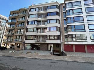 Gesloten garagebox te HUUR in residentie "Wind en Zee" te Koksijde. Deze garagebox bevindt zich in de Orchideestraat en dus vlakbij de zee.De garage...