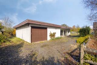 Deze prachtig gelegen open bebouwing in de gemeente Blanden (Oud-Heverlee) is een ideale bungalow voor wie op zoek is naar rust en ruimte. Na renovatie, kan je van dit pand een echt pareltje maken gelegen op een toplocatie met prachtig zicht! <br />De locatie is ongelooflijk: vlak aan Meerdaalwoud, een prachtig vergezicht, vlakbij de uitvalswegen, winkels, scholen, wandelwegen, enz en dit allemaal omgeven door het groen. <br /><br />De woning is gelegen op een perceeloppervlakte van 10are 87ca en heeft een bewoonbare oppervlakte van 165 m². Daarnaast heeft u nog een zeer ruime garage van 64m², een open keuken, badkamer, grote leefruimte met veel lichtinval en 2 slaapkamers.<br /><br />De woning beschikt over een ruime tuin met een westelijke oriëntatie, wat betekent dat u de hele dag door kunt genieten van de zon. <br /><br />Graag een bezoek? Bel David van LED-ON-IMMO op het nummer 0476 98 91 76 of mail naar info@ledonimmo.be. Tot gauw ;)