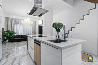 Hedendaagse woning met 2 à 3 slaapkamers en stadstuin!Deze oogstrelende en instapklare woning met gunstig EPC (B) werd anno 2017 hoogwaardig...