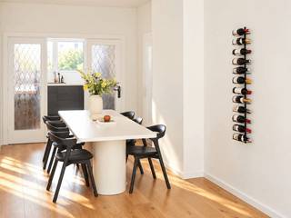 3 Slaapkamer Appartement Antwerpen Centrum<br /><br />Midden in het stadscentrum, aan de recent volledig vernieuwde Paardenmarkt, vind je deze verrassend ruime triplex van 124 m². Het appartement werd in 2024 volledig gerenoveerd en ligt in een kleinschalig gebouw met slechts drie appartementen. Bovendien zijn de gemeenschappelijke kosten bijzonder laag: slechts €25 per maand. Veel licht, veel karakter en heerlijk veel ruimte.<br /><br />Op de eerste verdieping van de triplex bevindt zich de royale leefruimte met open keuken van bijna 50 m². Grote raampartijen zorgen voor een fijne lichtinval, terwijl de prachtige glas-in-loodkoepel boven vrijwel de volledige keuken meteen alle aandacht trekt. De keuken is volledig uitgerust met een vaatwasser, inductiekookplaat, oven, koelkast en genoeg kastruimte. Toch liever wat meer afscheiding? Dankzij de glas-in-looddeuren sluit je de woonkamer en keuken eenvoudig van elkaar af, zonder het gevoel van ruimte te verliezen.<br /><br />Op deze verdieping vind je ook een eerste slaapkamer van 21 m² en een grote, aparte berging met aansluitingen voor een wasmachine en droogkast, plus plaats voor een diepvriezer.<br /><br />Een verdieping hoger wacht de ruime hoofdslaapkamer van 18 m², met voldoende plaats voor een grote kleerkast. Daarnaast ligt de comfortabele badkamer, met zowel een groot ligbad als een ruime inloopdouche.<br /><br />Via de trap bereik je de derde verdieping, met een extra kamer van ongeveer 12 m². Ideaal als bureau, hobbykamer of logeerkamer.<br /><br />En omdat je nooit genoeg opbergruimte hebt, krijg je er ook nog een grote privatieve kelder, twee extra bergruimtes en een ingemaakte kast op de tussenverdieping bij.<br /><br />Een lichte en karaktervolle stadswoning, verspreid over drie verdiepingen en met alles binnen handbereik. Perfect voor stadsmensen met een zwak voor bijzondere details.<br /><br />MOBISCORE van 9.6/10<br /><br />We organiseren kijkdagen op 3 en 4 oktober. Gelieve zich aan te melden via rodestraat8@gmail.com of 0486 40 61 63.