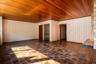 <p><span>Bent u op zoek naar een appartement dat u volledig naar eigen smaak kunt inrichten? Dan is dit centraal gelegen appartement in het hart van Duffel zeker een bezoek waard. Dankzij het gunstige </span><span>EPC-label B</span><span>, de</span><span> lage gemeenschappelijke kosten</span><span> en de aanwezigheid van een</span><span> lift </span><span>vormt dit een interessante opportuniteit voor zowel eigen bewoning als investering.</span></p><p><span>Via de inkomhal met praktische vestiairekast betreden we het appartement. Vooraan bevindt zich de lichtrijke woonkamer met aansluitende keuken. Door de keuken open te maken naar de leefruimte creëert u eenvoudig een moderne, open leefomgeving waarin beide ruimtes mooi in elkaar overvloeien. </span></p><p><span>Verder beschikt het appartement over een apart toilet, een badkamer en </span><span>twee volwaardige slaapkamers</span><span> van respectievelijk 17 m² en 12 m². Vanuit de tweede slaapkamer heeft u toegang tot een gezellig terras met handige opbergkast.</span></p><p><span>Extra bergruimte vindt u in de private kelderberging.</span></p><p><span>Een absolute meerwaarde is de mogelijkheid om een achter het gebouw gelegen </span><span>garage afzonderlijk aan te kopen voor €25.000</span><span>. Zo beschikt u steeds over een parkeerplaats of extra opslagruimte in het centrum van Duffel.</span></p><p><span>Kortom, een appartement met een doordachte indeling, een aangenaam ruimtelijk gevoel en een uitstekende basis om volledig naar uw eigen woonwensen te moderniseren. </span></p>