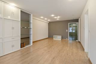 Vous recherchez un séjour spacieux sur la côte belge que vous pourrez entièrement décorer selon vos goûts ? Cet appartement de 3 chambres situé sur la Koningslaan constitue le point de départ idéal. Grâce à son emplacement central à Knokke, vous pourrez profiter d'une vue dégagée et vous serez à quelques pas du front de mer et du centre commercial de Knokke-Heist. De plus, les locations de vacances sont autorisées à cet endroit !La propriété est située dans une résidence bien entretenue « Middelheim » dont la façade et l'entrée ont été récemment rénovées. L'accessibilité de cet appartement est excellente. La gare, les commerces, la plage et la place Rubens sont à deux pas. Bénéficiant d'un label EPC B favorable, cet appartement avec quelques rafraîchissements est une base idéale pour ceux qui recherchent une résidence secondaire, un investissement ou une résidence permanente.Disposition : - hall d'entrée spacieux avec toilettes invités- salle de bain avec douche, lavabo et toilettes- espace de vie lumineux - cuisine- chambre 1- chambres 2 et 3 avec accès à la terrasse arrièreLa terrasse dispose également de deux espaces de rangement supplémentaires, et l'appartement possède son propre sous-sol privé et 2 emplacements pour vélos couverts/fermés.Vous recherchez un bien immobilier à Knokke-Heist ?Vous souhaitez plus d'informations ou une visite ? Contactez le responsable des fichiers Arne Reubens au +32 472 186 304 ou à Arne.Reubens@dewaele.comLes images générées par l’IA sont fournies en guise d'inspiration. Elles ne tiennent pas compte des spécifications techniques, ni des renseignements urbanistiques, ni des possibilités concrètes de réalisation.