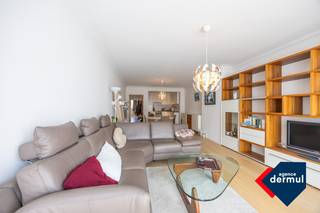 Ontdek dit ruime en lichtrijke appartement, ideaal gelegen in het bruisende centrum van Oostende, op wandelafstand van het strand en de zee, waar u dagelijks kan genieten van de frisse zeelucht en de charme van de kust. Het appartement wordt gemeubeld verhuurd en is dus instapklaar. De comfortabele leefruimte met open, volledig uitgeruste keuken vormt het hart van de woning en creëert een warme, huiselijke sfeer. Het appartement is gelegen op de 4de verdieping en beschikt over twee volwaardige slaapkamers, waarvan één met een gezellig terrasje, ideaal voor een rustige ochtendkoffie of een ontspannen avond. Verder zijn er twee praktische bergingen en een privatieve kelder aanwezig. Alle voorzieningen zoals winkels, openbaar vervoer en horeca bevinden zich op wandelafstand.<br />De huurprijs bedraagt 895 euro per maand, met een voorschot van 50 euro voor de algemene onkosten en 75 euro voor water en verwarming. Er is bovendien de mogelijkheid om een garagebox te huren nabij het gebouw aan 125 euro per maand. Het appartement is onmiddellijk beschikbaar. Mis deze opportuniteit niet en plan vandaag nog uw bezoek.