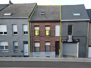 <p>Dit renovatieproject op een perceel van 520m² is toegankelijk vanop zowel de Oudenaardsestraat als de Astridlaan en heeft een perceeldiepte van 60m.<br />De toegangsweg vanop de Astridlaan biedt de mogelijkheid om eventueel bijkomende garage(s) te bouwen. <br />De te renoveren woning omvat een inkomhal, woonruimte , eetruimte met aansluitend de keuken, veranda van waaruit u toegang heeft tot de ruime tuin. Bovenaan mogelijkheid om tot 5 slaapkamers te creëren. <br />Mits vergunning kan de aanvraag voor ontwikkeling van appartementen met bijhorende garageboxen als investeringsproject ingediend worden. <br /><br />Bijkomende troeven naar investering: <br />- Bushalte op 30m<br />- Trein- en busstation van Geraardsbergen op 5 min. wandelafstand<br />- Verschillende grootwarenhuizen op 300m <br />- Op 350m van handelscentrum van Geraardsbergen <br />- Grootste fitnesscentrum van de stad op 250m <br />- …<br /><br />Dit kan een mooie opportuniteit zijn om te investeren in vastgoed en meerwaarde te creëren. <br />Interesse? Reageer via het contactformulier op deze pagina. Wij bezorgen u alle bijkomende foto’s , beschikbare info ( kadaster, stedenbouw, VGI, …) en kunnen aansluitend een bezoek voor U inplannen. Verantwoordelijke Pieter Cardoen, gsm:0475 36 12 52, pieter@cornelis-partners.be</p>
<p></p>