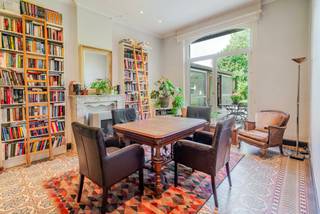 Karaktervolle, ruime herenwoning met 6 slaapkamers en een prachtige tuin. Indeling: een indrukwekkende inkomhal die toegang biedt tot een bureel, living, eetplaats, hobbyruimte, en een ruime leefkeuken met eet- en zithoek. De gezellige leefkeuken met uitzicht op de tuin vormt het hart van het huis. De woning telt 6 slaapkamers, 2 badkamers, een praktische wasplaats, 2 kelders en een garage. De tuin is bovendien gelegen in bouwzone en biedt rust en privacy. Troeven: dubbele beglazing, rolluiken, goedgekeurde elektriciteit, EPC label C, uitweg naar het achterliggende straatje. Bezoek na info: claire@immobeguin.be