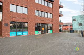 Want to establish your business in a prime location? This commercial property, located on t Sas in the heart of the 4 Fountains site,...