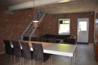 Deze multifunctionele loft bestaat uit: gelijkvloers met één grote open ruimte, 1e toilet, garage, 1e verdieping met: ingerichte keuken<br />(met fornuis, oven en frigo met vriesvak), 2e open ruimte waar mogelijkheid is om een bed te zetten, badkamer (met dubbele lavabo en douche) en<br />2e toilet. Het pand is geschikt voor maximum 2 personen.<br />Er is GEEN terras en/of tuin bij dit pand. Er is een ruime parking vlakbij.<br />Het pand is vrij vanaf 1 september 2026.