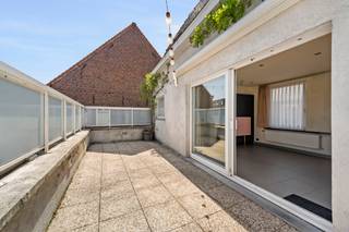 Top gelegen, op te frissen commerciële ruimte met woonst in het centrum van Deerlijk. Op het gelijkvloers bevindt zich een ruime handelsruimte met garage, ideaal voor wie wonen en werken wil combineren. Op de bovenverdieping bevindt zich een duplex met open keuken, lichtrijke leefruimte en toegang tot het ruime terras. De woning beschikt over 3 slaapkamers en biedt een aangename leefomgeving. Er is veel potentieel voor diverse woon- en werkmogelijkheden. Bezoek na afspraak: info@immobeguin.be