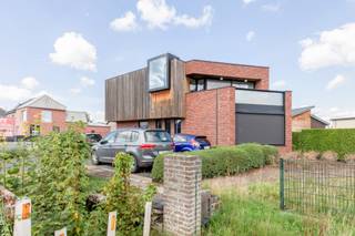 Zeer interessant en<strong> multifunctioneel gebouw </strong>met <strong>verhuurd bovenliggend appartement</strong>, kwalitatieve afwerking en uitzonderlijk energiezuinig karakter.<br />Op een welgelegen en bijzonder zichtbare locatie langs de Lokerse Baan in Belsele vinden we dit <strong>eigentijdse kantoorgebouw</strong> met bovenliggend,<br />momenteel <strong>verhuurd 2 slaapkamer appartement </strong>en <strong>4 autostaanplaatsen</strong>.<br />Een bijzonder veelzijdig eigendom dat professionele uitstraling, wooncomfort, energiezuinigheid en investeringspotentieel op een mooie manier combineert.<br />Het gebouw werd opgericht in <strong>2017</strong> en valt onmiddellijk op door zijn moderne, strakke maar tegelijk speelse en warme architectuur.<br />De kwalitatieve materialen, het uitgekiende maatwerk en de hedendaagse technieken zorgen voor een aangename en representatieve omgeving,<br />zowel voor professioneel gebruik als voor bewoning.<br />Bij het betreden van het pand wordt meteen de praktische indeling duidelijk.<br />Op het gelijkvloers bevindt zich een aparte inkom voor de handels-/kantoorruimte en het bovenliggende appartement,<br />waardoor beide functies <strong>onafhankelijk van elkaar </strong>kunnen functioneren.<br />Dit maakt het eigendom bijzonder interessant voor wie <strong>wonen en werken </strong>wil combineren, maar evengoed voor een investeerder of ondernemer die op zoek is naar een multifunctioneel pand.<br />Een absolute troef is de <strong>volledig onderkelderde verdieping</strong>. Dankzij de aanwezigheid van lichtstraat met daglicht is deze ruimte veel meer dan een klassieke kelder en leent ze zich uitstekend voor tal van doeleinden.<br />Afhankelijk van de activiteit kan deze polyvalente oppervlakte dienstdoen als extra werkruimte, vergaderruimte, showroom, opslag, archief, praktijkruimte, hobbyruimte of andere ondersteunende functie. <br /><br />Ook op energetisch vlak onderscheidt dit pand zich. Met een <strong>E-peil 50</strong> beschikt het gebouw over een zeer gunstig energetisch profiel. Dit is mede te danken aan de goed geïsoleerde gebouwschil, de aanwezigheid van zonnepanelen en de toepassing van een <strong>geothermische warmtepomp</strong>. Deze duurzame installatie staat in voor zowel vloerverwarming als vloerkoeling, waardoor het gebouw het hele jaar door een aangenaam binnenklimaat biedt met een efficiënte energiehuishouding.<br /><br />Het bovenliggende appartement vormt bovendien een interessante aanvullende troef. Het is momenteel verhuurd aan € 900 per maand, inclusief kosten,<br />waardoor het pand naast zijn functionele en commerciële mogelijkheden ook meteen een actuele huuropbrengst genereert.<br /><br /><strong>Interessante combinatie van werken, wonen en investeren</strong><br />Een uitzonderlijk veelzijdig en kwalitatief eigendom voor ondernemers, vrije beroepers, investeerders of wie op zoek is naar een combinatie van professionele ruimte en residentieel rendement. De combinatie van de zichtlocatie, de polyvalente indeling, de kwalitatieve afwerking en de duurzame technieken maakt van dit pand een eigendom met een bijzonder breed gebruikspotentieel.<br /><br />Kortom aarzel niet om een afspraak te maken voor een bezoek via vastgoed@claves.be of het nummer 03/5029874