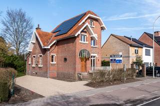 <strong>Authentiek gerenoveerd herenhuis ‘Villa Maria’ op 2.477 m² in groene omgeving te Zoersel</strong><br /><br /><strong>Dit prachtig vrijstaand en instapklaar gerenoveerd herenhuis, beter gekend als ‘Villa Maria’, bevindt zich op een royaal perceel van 2.477 m² op een uiterst gegeerde en achteraan groene ligging in Zoersel. </strong><br /><br /><strong>De gelijkvloerse verdieping:</strong><br />- Een ruime <strong>inkomhal </strong>met authentieke stenen vloer<br />- Een zeer ruime en <strong>lichtrijke</strong> <strong>woonkamer </strong>met <strong>kachel </strong>en grote raampartijen<br />- Toegang tot het gezellige <strong>terras</strong> zowel voor- als achteraan<br />- Een functionele <strong>keuken </strong>met inbouwtoestellen (Whirlpool oven, vaatwasser en inductieplaat) en spoelbak<br />- Een praktische <strong>proviandberging</strong><br />- Een <strong>wasberging </strong>met aansluiting voor wasapparatuur<br />- Een <strong>gastentoilet</strong> <br />- Een extra berging onder de trap<br />- Een ruime kelder en deels kruipkelder welke volledig geïsoleerd werden <br /><br /><strong>De eerste verdieping:</strong><br />- Een <strong>nachthal</strong> met ingemaakte <strong>bureauruimte</strong><br />- Een <strong>badkamer </strong>uitgerust met ligbad, inloopdouche, toilet en badkamermeubel<br />- Een <strong>eerste slaapkamer</strong> van ca. 16 m²<br />- Een <strong>tweede slaapkamer</strong> van ca. 12 m²<br /><br /><strong>De tweede verdieping:</strong><br />- Een royale <strong>hoofdslaapkamer </strong>van ca. 30 m² met parketvloer<br />- Een ensuite<strong> dressing</strong><br /><br /><strong>De tuin:</strong><br />- Een <strong>zonnige</strong>, volledig <strong>privatieve </strong>tuin met een grote diversiteit aan groen<br />- Een aangenaam <strong>terras </strong>met zicht op het omliggende groen<br />- Een <strong>vrijstaande</strong> garage of ruime <strong>tuinberging: </strong>mogelijkheid tot het inrichten van deze bijbouw als e<strong>xtra studio, praktijkruimte of hobbyruimte</strong><br /><br /><strong>Algemeen:<br /></strong>- Verwarming op <strong>gas</strong> dmv radiatoren (Bulex)<br />- Glv op gegoten betonplaat, 1ste en 2de verdieping op houtroostering<br />- <strong>Elektra is conform: 3 driefasige aansluiting </strong><br />- <strong>Charmante </strong>woning met <strong>veel karakter</strong><br />- Grote oprit met meerdere parkeerplaatsen<br />- Automatische toegangspoort<br />- 15 <strong>zonnepanelen </strong>aanwezig<br />- <strong>Totaalrenovatie in 2025</strong>: dakisolatie, nieuwe CV-ketel, radiatoren, keuken, badkamer, vloeren,... <br />- <strong>Gerenoveerd</strong> met behoud van <strong>authentieke</strong> <strong>elementen</strong><br /><strong>- Instapklaar! <br /></strong>