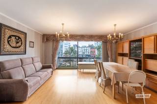 Dit ruime appartement is gelegen op de tweede verdieping en bevindt zich op een uitstekende en centrale ligging aan de Grote Markt. Dankzij de ligging aan de zonnekant geniet het appartement van een aangename natuurlijke lichtinval doorheen de dag.<br /><br />Bij het binnenkomen wordt u verwelkomd in een ruime inkomhal die toegang biedt tot de verschillende vertrekken. De leefruimte is ruim en aangenaam en sluit rechtstreeks aan op de keuken. Verder beschikt het appartement over een gastentoilet en een praktische berging met aansluitingen voor wasmachine en droogkast.<br /><br />Het slaapgedeelte omvat twee volwaardige slaapkamers. Daarnaast zijn er zowel een volwaardige badkamer als een afzonderlijke douchekamer aanwezig, wat zorgt voor extra comfort en functionaliteit.<br /><br />Tot slot beschikt het appartement over een privatieve kelderberging. De verwarming gebeurt via de collectieve centrale verwarming van het gebouw op aardgas.<br /><br />Een ruim en praktisch ingedeeld appartement met aangename lichtinval, gelegen op een absolute topligging aan de Grote Markt. Ideaal voor wie centraal wil wonen met alle voorzieningen op wandelafstand.<br /><br />