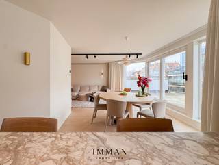 Ce penthouse exclusif, avec ses dimensions exceptionnelles et ses terrasses spacieuses, bénéficie d'un emplacement de choix à proximité de la mer...