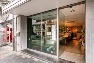 Ligging<br />Op één van de betere locaties in Gent, vlakbij de Kouter, vinden we deze ruime handelswoning. Dankzij de vele passage en vlotte verbinding met openbaar vervoer is het extra interessant om op deze locatie een horecazaak uit te baten. <br /><br />Indeling<br />Op het gelijkvloers vinden we momenteel een horecaruimte van +/- 60m² met koeltoog/toonbank/saladebar en zitplaatsen voor +/- 25 à 30 klanten. Achteraan is er een zeer ruime en uitgeruste keuken van ongeveer 90 m². Op de eerste verdieping (bereikbaar via een trap aan de voorkant en achterkant) vinden we een mooie open ruimte (opnieuw +/- 60 m2) die eveneens kan gebruikt worden voor de uitoefening van horeca. Dankzij de recent geïnstalleerde keukenlift vormt dit de perfecte uitbreiding van de gelijkvloerse ruimte en zorgt dit voor nog eens 25 à 30 eetplaatsen. Deze ruimte werd bovendien recent volledig gerenoveerd en is heel lichtrijk dankzij de grote ramen. Op de tweede en derde verdieping vinden we 4 slaapkamers, een badkamer en in de achterbouw heel veel opslagruimte. <br /><br />Varia<br />De huurprijs betreft een progressieve huurprijs en bedraagt 3.500 euro per maand in het eerste jaar, 4.000 euro per maand in het tweede jaar en 4.500 euro per maand vanaf het derde jaar. Er is een verplichte overname van de bestaande installaties en inrichting.<br /><br />Bent u opzoek naar een moderne locatie voor uw (nieuwe) horecazaak? Aarzel dan niet en neem contact op met Tim voor een bezoek ter plaatse.<br /><br />📞 0487 40 21 28<br />📧 tim@gentill.be
