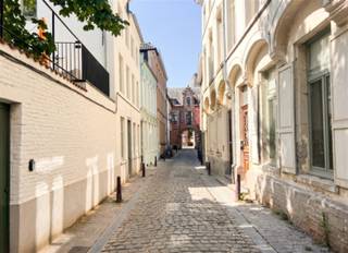 <p><span>Quelques chambres se libèrent dans cette maison d'étudiants bien entretenue pour l'année académique 2026-2027 ! Cette chambre confortable avec son propre lavabo, située à l'arrière de la maison au rez-de-chaussée, a une superficie de 14,80 m² et est meublée. Il y a une cuisine équipée commune et une salle de bain avec baignoire et douche ainsi que deux toilettes communes. En outre, vous pouvez profiter d'une belle cour de ville avec un garage à vélos couvert, à côté de la rivière Dijle. </span></p><p><span>Cet immeuble du centre de Louvain est idéalement situé dans une rue sans voiture et à proximité du vieux marché et des campus universitaires.</span></p><p><span>Le loyer de cette chambre est de 460,00 euros + 40,00 euros (frais fixes) = 500,00 par mois.</span></p><p><span>N'hésitez pas à nous contacter rapidement si vous êtes toujours à la recherche d'une chambre d'étudiant abordable et bien rangée ! </span></p><p><span> </span></p>