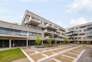 This modern and energy-efficient apartment, with a living area of approximately 75 m², is located in a prime location along the Prins...