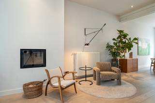 <p><span>A</span><span>NTWERPEN - Harmonie: M</span><span>ontebellostraat </span><span>: Prachtige gerenoveerde luxewoning met ruime tuin, 5 slaapkamers en 4 badkamers op 326m². EPC label - C. </span></p><p><span> </span></p><p><span>BESCHRIJVING:</span></p><p><span> </span></p><p><span>De woning werd in 2017 volledig gerenoveerd met hoogwaardige materialen, inzicht voor ruimtes en oog voor moderniteit. </span></p><p><span>Gelegen in een rustige eenrichtingsstraat is dit de ideale stadswoning met makkelijke bereikbaarheden tot het centrum en toegang tot invalswegen. </span></p><p><span>Kortom, de perfecte moderne woning in het centrum van ‘t Stad. </span></p><p><span> </span></p><p><span>Gelijkvloers:</span></p><p><span>Inkomhal met gastentoilet. </span></p><p><span>Men bereikt de leefruimte op parket via plafondhoge deuren. De lichtinval en het ruimtelijk gevoel met hoge plafonds is uniek. Uitzicht en toegang tot de zonnige tuin via de vele hoge schuifdeuren. </span></p><p><span>De keuken, aanpalend aan de eetkamer, is volledig ingericht en voorzien van toestellen van o.a. Miele en Smeg. </span></p><p><span>Aan de achterzijde vinden we 3 slaapkamers, waarvan één met grote maatkasten en een andere, nu in gebruik als bureau/logeerkamer. Verder zijn er nog 2 badkamers en een apart toilet.</span></p><p><span> </span></p><p><span>1° Verdieping: </span></p><p><span>Masterbedroom met aparte bureauhoek en douchekamer. </span></p><p><span>Annex, via mooie stalen deuren, een keuken met eet-/werkplek uitgevend op een groot terras. </span></p><p><span>Aparte, volledig ingerichte waskamer</span></p><p><span> </span></p><p><span>2° Verdieping: </span></p><p><span>5° slaapkamer of gastenverblijf onder het vernieuwd en geïsoleerd dak. </span></p><p><span>Eveneens voorzien van ingerichte douchekamer en keuken. </span></p><p><span> </span></p><p><span>Kelder:</span></p><p><span>De kelder maakte integraal deel uit van de werken en werd hoogwaardig gerenoveerd. Deze is ingedeeld in een fitnessruimte, technische ruimte en een grote hoeveelheid aan opbergkasten. </span></p><p><span> </span></p><p><span>Mogelijkheid tot aankoop van een garagebox op ca 100m. Apart aan te kopen voor 50.000€.</span></p><p><span> </span></p><p><span>BIJZONDERHEDEN:</span></p><p><span> </span></p><ul><li><span>Toplocatie in de Harmoniewijk</span></li><li><span>Luxe afwerking en unieke ruimtes </span></li><li><span>Mooie en ruime tuin </span></li><li><span>Recente Vaillant condensatieketel </span></li><li><span>Electriciteit conform </span></li><li><span>Groene platte daken </span></li><li><span>Dak geïsoleerd </span></li></ul><p><span> </span></p>