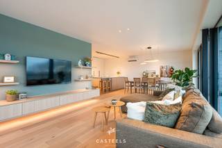 Hoogwaardig afgewerkte penthouse, gerealiseerd in 2024. Dankzij de hoge ligging geniet u hier van een open en vrij uitzicht boven alle...