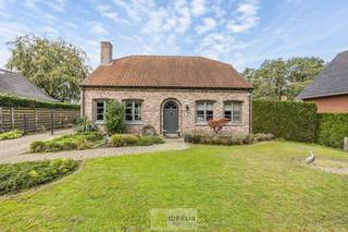 <strong>IDEALIS VASTGOED – INSTAPKLARE EENGEZINSWONING MET 4 SLAAPKAMERS EN EEN BEWOONBARE OPPERVLAKTE VAN +- 195M² OP EEN PERCEEL VAN +- 9A 20CA IN KLEINE-BROGEL (PEER). <strong>De woning is gelegen vlak bij de dorpskern van het gezellige kleine-Brogel en op enkele minuten verwijderd van de centra van Peer, Kaulille, Bocholt en Pelt. Ideaal voor zij die op zoek zijn naar een ruime instapklare woning met 4 slaapkamers!!</strong></strong><br /><br /><strong>LIGGING: </strong><br />Deze woning is gelegen langs de Lillerbaan, dichtbij het centrum van Kleine-Brogel (Peer) en omgeven door het groen doch ook centraal gelegen t.o.v. omliggende gemeenten zoals Pelt en Bocholt. Faciliteiten zoals scholen, horeca, grootwarenhuizen, skipiste Snowvalley, voetbalpleinen ,I-fitness, skatepark , … zijn makkelijk bereikbaar.<br /><br /><strong>INDELING:<br />GELIJKVLOERSE VERDIEPING: </strong><br />- inkomhal met trap naar overloop - lichtrijke woonkamer voorzien van houtkachel met aangrenzend keuken met keukeneiland voorzien van alle comfort en ruim voldoende opbergruimte - slaapkamer gelijkvloerse verdieping - badkamer voorzien van douche en dubbele wastafel - apart toilet - berging - achterinkom - wasplaats - kantoorruimte -<br /><br /><strong>EERSTE VERDIEPING:</strong><br />- overloop - slaapkamer met inloopkast - slaapkamer 3 - slaapkamer 4 - zolderkamer -<br /><br /><strong>GARAGE:</strong><br />- dubbele garage met achterliggende carport -<br /><br /><strong>TUIN:</strong><br />- mooi aangelegde en goed onderhouden tuin met overdekt terras -<br /><br /><strong>EXTRA TROEVEN:</strong><br />- Goed onderhouden instapklare ééngezinswoning<br />- Bouwjaar 1988<br />- +- 195 m² bewoonbare oppervlakte<br />- Ruim perceel van +- 9a 20ca<br />- 4 slaapkamers<br />- Gunstig EPC label C 249 kWh/m² jaar<br />- Verwarming op stookolie<br />- Momenteel verhuurd aan €1.200<br />- Huur kan opgezegd worden voor eigen gebruik met een opzegtermijn van 6 maanden<br /><br /><strong>EPC: Label C 249 kWh/(m²jaar) kWh met certificaatnummer:</strong> <strong>20240430-0003233388-RES-1<br /><br /><strong>Stedenbouwkundige Inlichtingen:</strong></strong><br />– Bouwvergunning – Woongebied met landelijk karakter – Geen dagvaarding – Geen voorkooprecht – Geen verkavelingsvergunning –<br /><br /><strong>O-peil: </strong>niet overstromingsgevoelig<br />P-score: A<br />G-score: A<br /><br /><strong>Asbestattest: 20260923-000165.000</strong><br /><br /><strong>Benieuwd naar deze woning? Ons IDEALIS Team geeft U met plezier en steeds vrijblijvend de nodige informatie via e-mail , ter plaatse of op ons kantoor te Pelt.<br />Wenst U advies omtrent uw eigen woning? Graag plannen wij vrijblijvend met U een afspraak in om onze expertise met U te delen, steeds tot Uw dienst!!<br />Neem contact op met IDEALIS VASTGOED op 011/515 565 of mail naar info@idealisvastgoed.be!</strong><br />