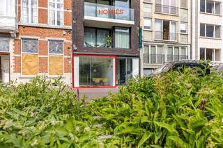 Stijlvol handelspand van 40 m² te huur op het levendige Herbert Hooverplein in Leuven. Dankzij de uitstekende ligging, de voortdurende passage...