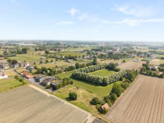 <p>Welkom op deze uitzonderlijke bouwgrond aan de Ardooisestraat in Kachtem, waar de mogelijkheden omringd zijn door rust en natuur. Met een indrukwekkende oppervlakte van maar liefst 23.230 vierkante meter biedt dit perceel een zee aan ruimte voor het realiseren van uw droomwoning. De aanwezigheid van een weids landschap en de genoemde privacy maken het tot een ideale locatie voor zij die willen ontsnappen aan de drukte van alledag.</p>

<p>Dit stuk grond is perfect voor de liefhebbers van vrijheid, waar u uw creativiteit kunt laten spreken. Of het nu gaat om een moderne villa of een rustieke woning, dit perceel biedt de ongekende mogelijkheid om volledig af te stemmen op uw persoonlijke wensen en levensstijl. Laat uw dromen uitkomen en geniet van de serene omgeving, waar iedere dag aanvoelt als een vakantie. Maak vandaag nog de eerste stap naar het verwezenlijken van uw woonidealen en ontdek de vele perspectieven die deze unieke locatie te bieden heeft.</p>