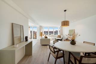 OPENDEUR zaterdag 10/10 van 14u tot 16u.<br /><br />Dit groot (woon)appartement is goed en zonnig gelegen op de Graaf d'Ursellaan te Knokke-Heist.<br />Gelegen net achter de Zeedijk in de onmiddellijke omgeving van winkels, de zee, openbaar vervoer,...<br /><br />Indeling: Grote inkomhall met vestiaire, gastentoilet, ruime lichtrijke leefruimte met open zichten, zuidgericht terras vooraan, volledig ingerichte nieuwe keuken, bergkast met ruimte voor wasmachine en droogkast, twee ruime slaapkamers met inbouwkasten, badkamer met inloopdouche, toilet en lavabo, terras achteraan met bergkast.<br /><br />Privatieve kelderberging en fietsenberging aanwezig.<br /><br />Volledig vernieuwd met oog voor smaak en detail, elektriciteit conform gekeurd, zeer energiezuinig label A met nieuwe energiezuinige verwarmingsketel.<br /><br />Het perfecte tweede verblijf of woonappartement op enkele passen van de zeedijk.<br /><br />Info en bezoek bel Andries De Leyn 0472 53 66 09