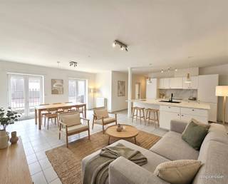 <p><span>Instapklaar gelijkvloers appartement gelegen in een enkelrichtingsstraat op uitstekende locatie, vlakbij het centrum.</span></p><p><span>De ligging in Boechout is uitstekend, met gemakkelijke toegang tot scholen, winkels en openbaar vervoer. Dit appartement is perfect voor starters, koppels of iedereen die houdt van de voordelen van een gelijkvloers appartement in een aantrekkelijke buurt.</span></p><p><span>De indeling: </span><span><br />Het appartement beschikt over een inkomhal, leefruimte met volledig uitgeruste moderne open keuken, stijlvol ingerichte badkamer, twee slaapkamers en een stadstuintje. Er is een privatieve kelder en een gemeenschappelijke fietsenberging. De grote ramen bieden veel daglicht en creëren een uitnodigende, lichte sfeer in het hele appartement.</span></p><p><span>Pluspunten: </span><span><br />- Klein gebouw met twee appartementen<br />- Elektriciteit conform <br />- Individuele meters voor elektriciteit en gas (CV op gas)<br />- Gunstig EPC<br />- Uitstekende ligging</span></p><p><span><br />- Opgenomen in het maatregelen register: Nee</span></p>