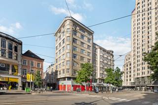 Bekijk alvast het gunstige EPC (B), conforme elektrische keuring, asbestinventaris, de videotour én het grondplan via de Wellimmo-site (documenten).<br /><br />Dit appartement bevindt zich in de befaamde Meirbuilding van architect Jos Baeyens, pal op het kruispunt van de Meir en de Huidevettersstraat, met zicht op de iconische Boerentoren, dé landmark van Antwerpen.<br /><br />Het appartement ademt de originele art-deco stijl en werd met zorg bewaard in zijn authentieke staat. De ruime leefruimte met prachtige natuurstenen schouw en originele visgraatparket zorgt voor een kararaktervol geheel. Dankzij de raampartijen met schitterend zicht en de royale plafondhoogte geniet u hier van veel licht en ruimte.<br /><br />De inkomhal met ingemaakte kasten geeft langs de rechterzijde toegang tot de keuken met aansluitend een inpandig terras van ca. 5 m², ideaal voor een aperitief of ochtendkoffie.<br /><br />Er zijn 2 volwaardige slaapkamers. De hoofdslaapkamer beschikt over een ensuite-badkamer met ligbad, wastafel en toilet. De 2de slaapkamer kan perfect dienstdoen als logeerkamer of bureau. Een 2de badkamer is voorzien van een douche, wastafel en toilet.<br /><br />Het appartement beschikt bovendien over dubbele beglazing en een privatieve kelderberging + fietsenberging.<br />De maandelijkse lasten bedragen 321€ incl verwarming, waterverbruik, syndicus, blokpolis, reservefonds, etc.<br /><br />Een authentiek en stijlvol appartement op toplocatie, voor wie houdt van wonen in het hart van de stad. Winkels, openbaar vervoer en parkeermogelijkheden liggen allemaal op wandelafstand.<br /><br />👉 Meer info of een bezoek: info@wellimmo.net of 03/225 00 68