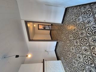 <h3>Woning te huur in Nieuwkerke</h3>
<p><strong>Over de woning:</strong></p>
<p>Instapklare woning met vernieuwde keuken en badkamer, lichtrijke veranda en zonnige tuin. Ideaal voor alleenstaanden, koppels of een klein gezin.</p>
<p><strong>Locatie en Omgeving:</strong></p>
<p>Rustige ligging in een landelijke buurt, met vlotte verbinding naar omliggende gemeenten en basisvoorzieningen.</p>
<p><strong>Indeling van de Woning:</strong></p>
<p>Inkom, leefruimte, nieuwe keuken met oven, kookplaat en dampkap. Vernieuwde badkamer met douche, lavabo, toilet en aansluiting voor wasmachine. Verder zijn er 2 slaapkamers, een ruime zolder en een veranda met zicht op de tuin.</p>
<p><strong>Troeven van deze woning:</strong></p>
<ul><li>Nieuwe keuken en badkamer</li><li>Zonnige tuin en veranda</li><li>2 slaapkamers + zolder</li><li>Rustige landelijke ligging</li></ul>
<p> </p>