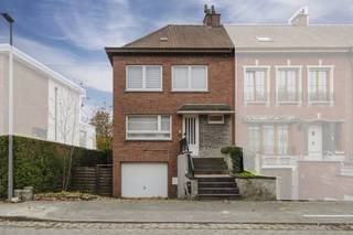 Indeling: Kelderverdieping: - volledig onderkelderd met garageGelijkvloers: - inkomhal met gastentoilet- ruime lichtrijke leefruimte met zicht op de tuin- praktische keuken- aangename tuin met terrasEerste verdieping: - 3 volwaardige slaapkamers- badkamer met lavabomeubel en ligbad/douche- apart toiletRuime zolder te bereiken via vlizotrap met mogelijkheid tot inrichten extra slaapkamers. Troeven op een rij:- Kloeke, degelijke woning op 254m²- 3 volwaardige slaapkamers - Tuin, garage en zolder! - Rustige, goed bereikbare ligging in Kortrijk! Meer info of interesse in een bezoek ter plaatse? Neem contact op met Sarah - 0493 25 46 80 of sarah.hanson@dewaele.comDit pand is onderworpen aan de renovatieverplichting van de Vlaamse overheid voor residentiële gebouwen (behoudens bij sloop binnen 5 jaar na de aankoop). Consulteer voor meer informatie de website van het Vlaams Energie- en Klimaatagentschap via https://www.vlaanderen.be/een-woning-kopen/renovatieverplichting-voor-residentiele-gebouwen